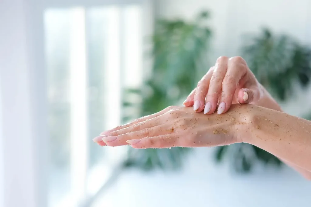 Clínica de reumatología | Imagen de una mano inflamada representando síntomas de artritis