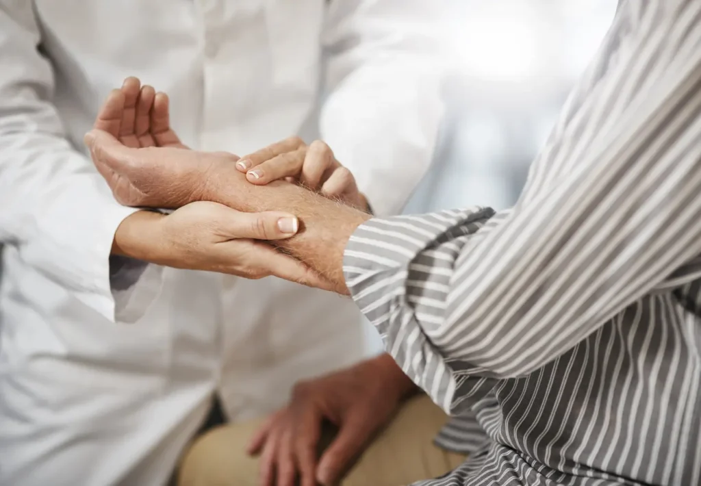 Mujer adulta recibiendo tratamiento para artritis reumatoide