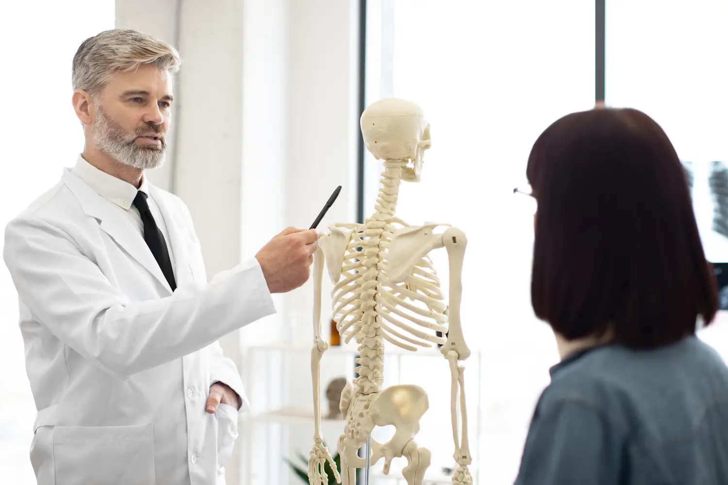 Clínica de reumatología | Adulto mayor recuperándose de una fractura causada por osteoporosis - clinica de reumatología