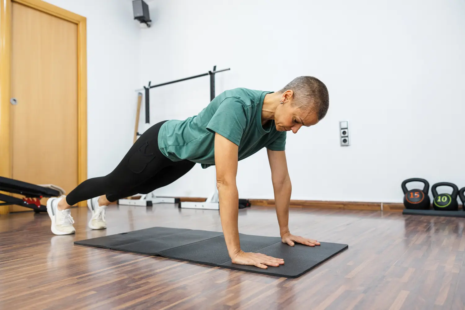 Adulto mayor realizando ejercicios de resistencia para evitar la pérdida muscular - clinica de reumatología