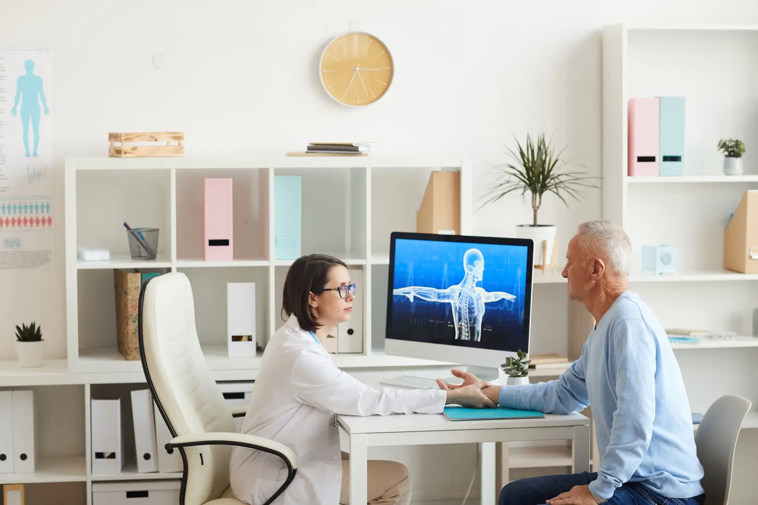 Paciente adulto realizándose una densitometría ósea - clinica de reumatologia