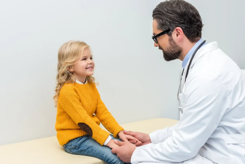Consulta médica de un reumatólogo pediátrico — diagnóstico de artritis juvenil