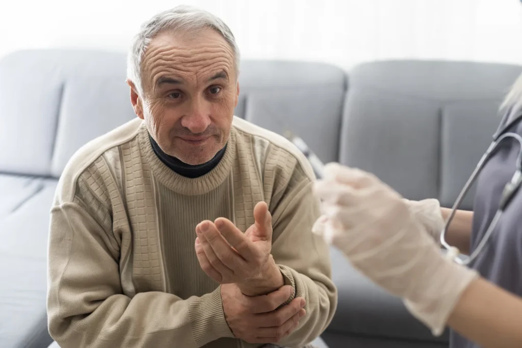 Fotografía de un paciente recibiendo tratamiento para la artritis psoriásica