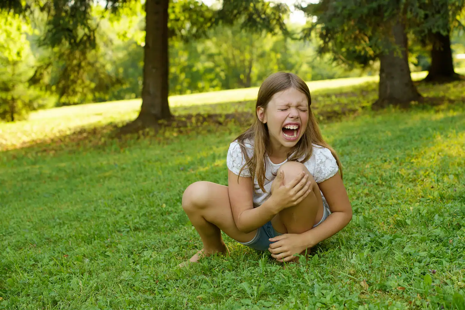 Niño con dolor de rodilla — artritis reumatoide juvenil.