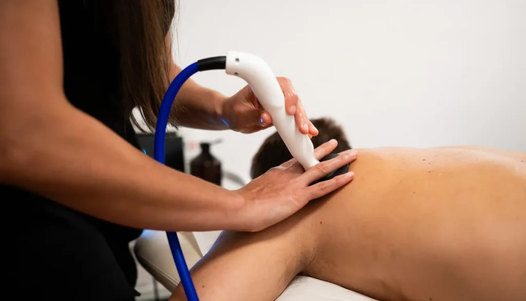 Imagen-de-fisioterapeuta-aplicando-laser-de-alta-intensidad-en-tendinitis de hombro clinica-de-reumatologia